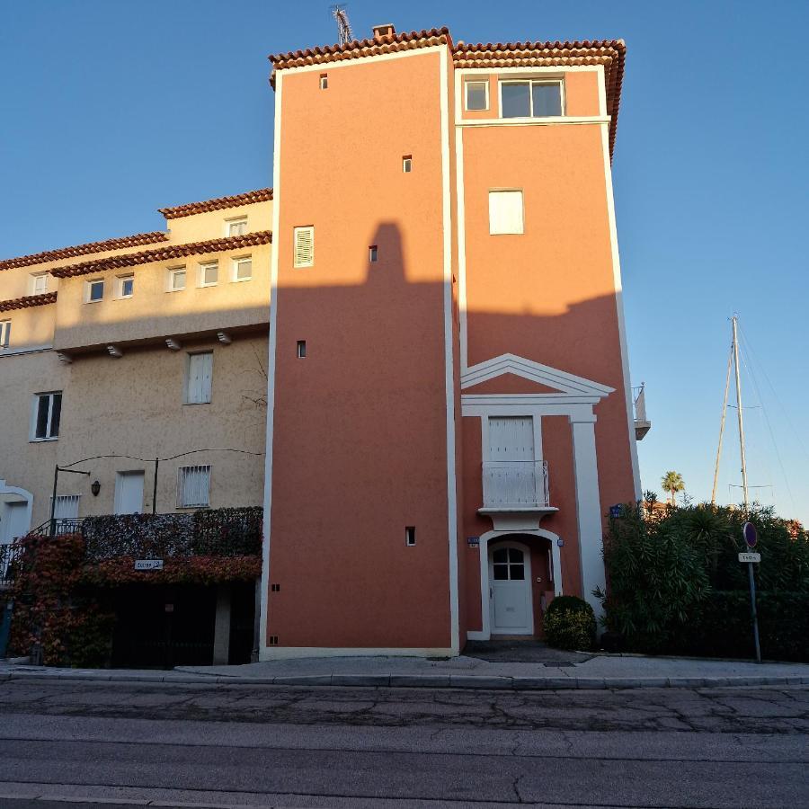 Casa Nostra, Port-Grimaud, Vue Sur Les Canaux Exterior foto